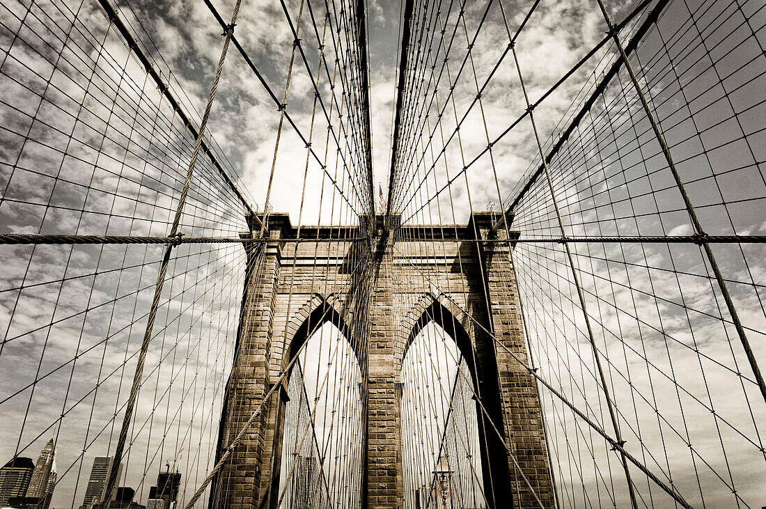 Brooklyn Bridge mit Himmel in Sepia, New York City, New York, USA