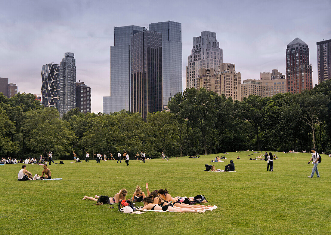 Gruppe von Mädchen beim Sonnenbaden im Central Park, New York, USA
