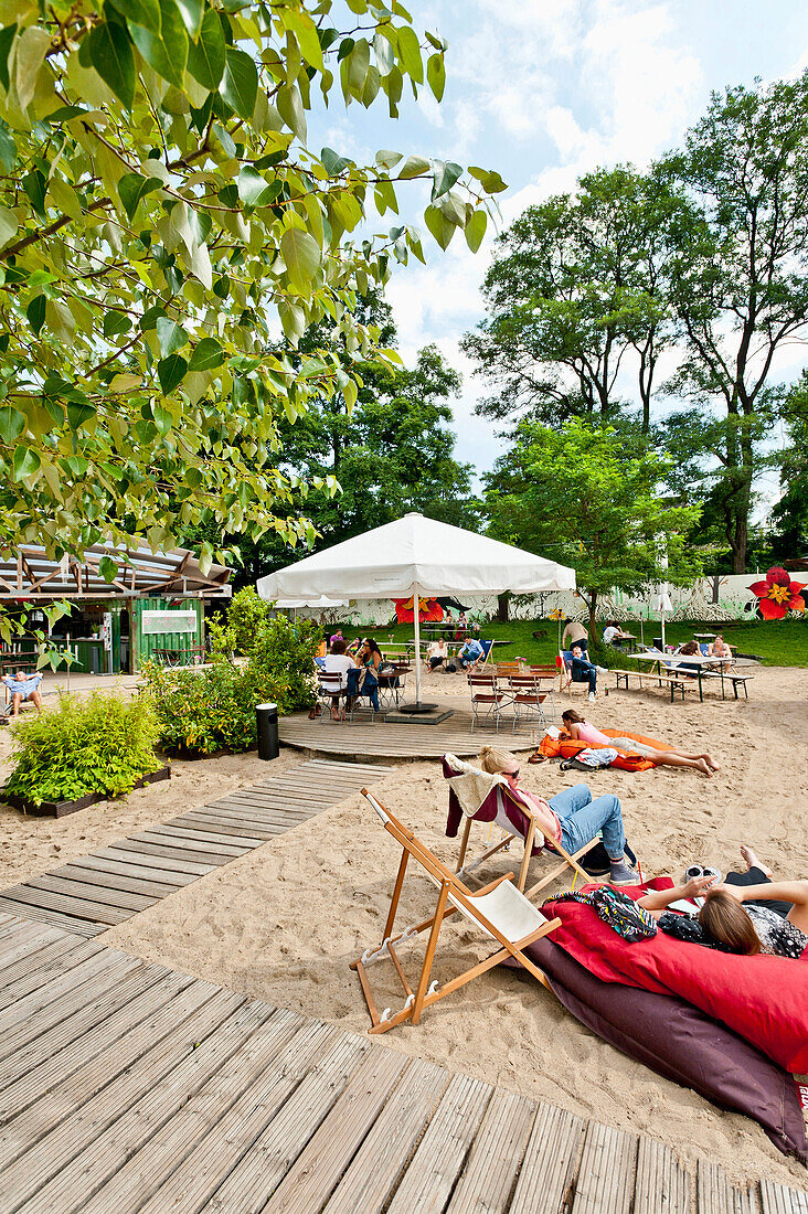 People at the beach club at the Schulterblatt, Hamburg, Germany, Europe