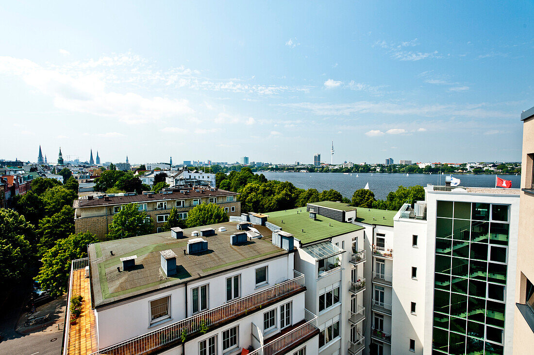 Blick über Häuser auf die Aussenalster, St. Georg, Hamburg, Deutschland, Europa