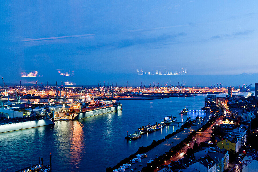 Blick auf den Hafen am Abend, St. Pauli, Hamburg, Deutschland, Europa