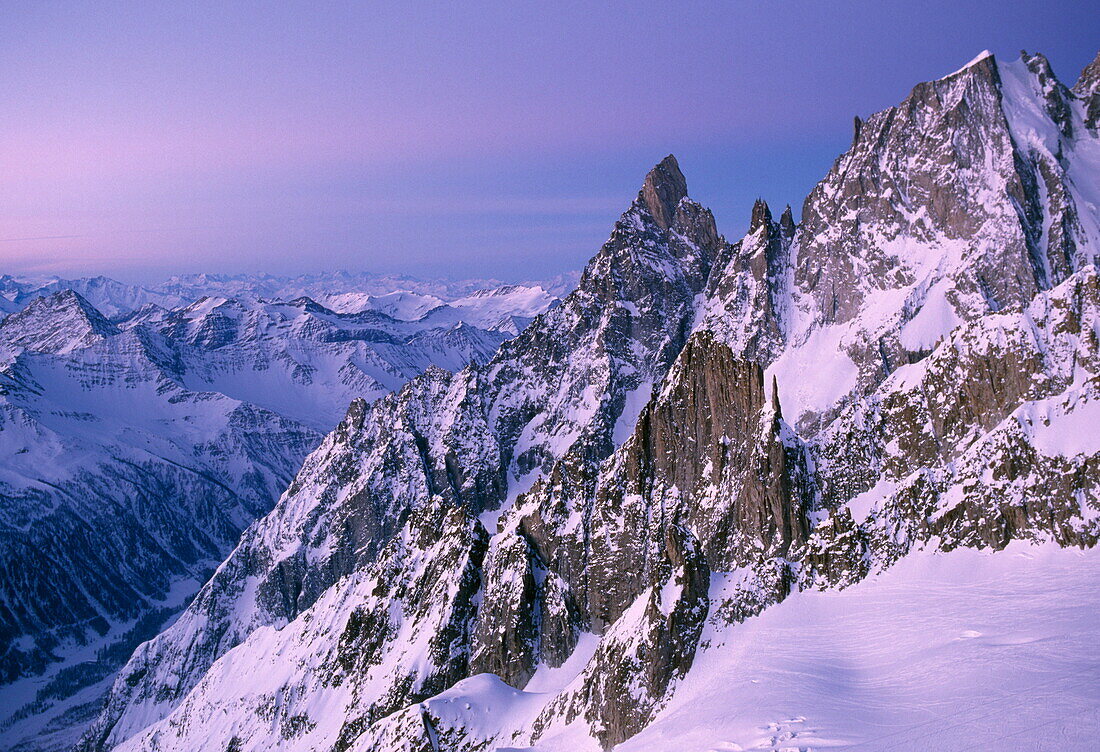 Aostatal in der Morgendämmerung, Mont Blanc, Aiguille Blanche de Peuterey, Gugliermina (3891m), Les Dames, Anglaises, Aiguille Noire de Peuterey, Italien, Frankreich
