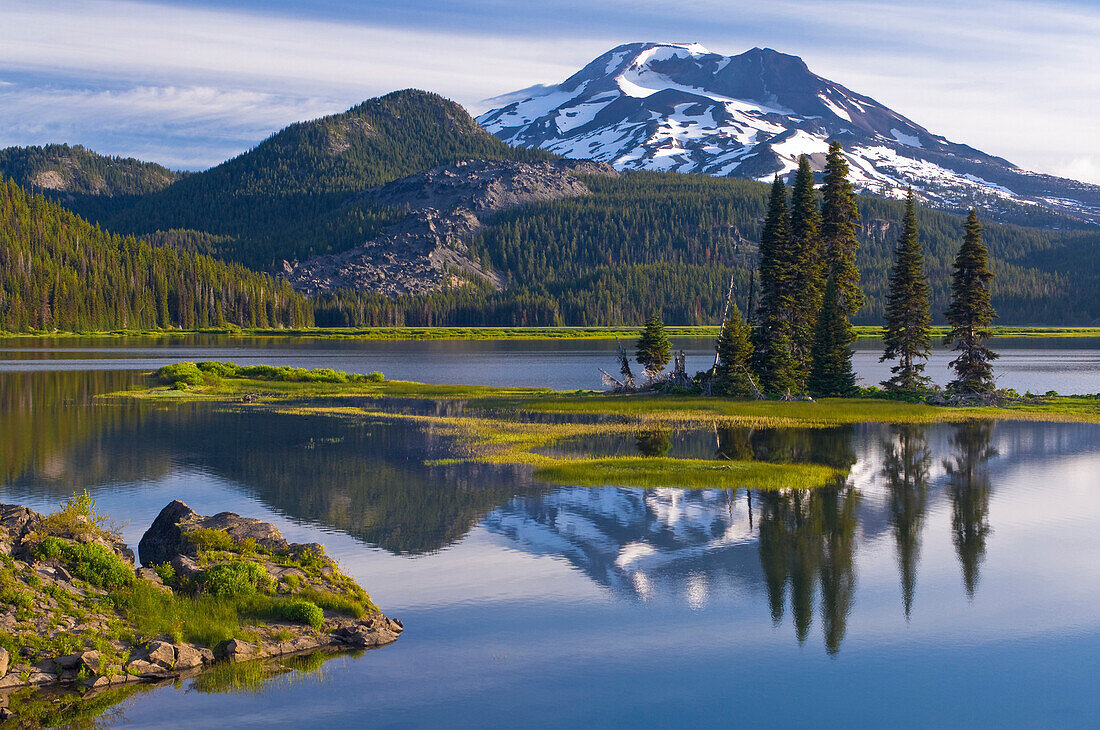 View of South Sister Peak and Sparks Lake, Deschutes National Forest, Oregon, USA, America
