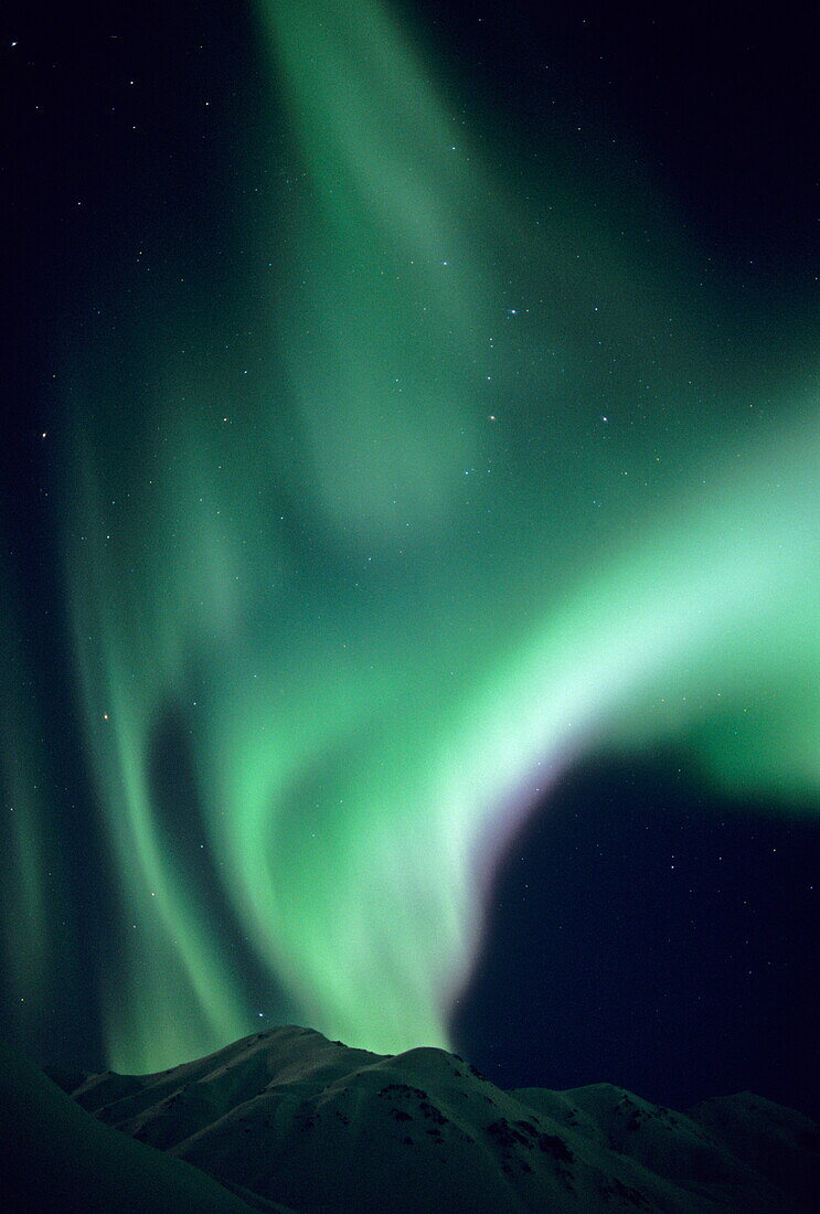 Nordlichter über schneebedeckten Talkeetna Bergen, Hatcher Pass, Alaska, USA, Amerika