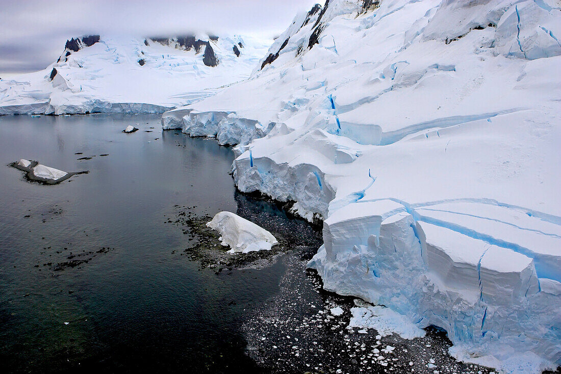 Blick auf schmelzende Eisklippen, Antarktische Halbinsel, Antarktis