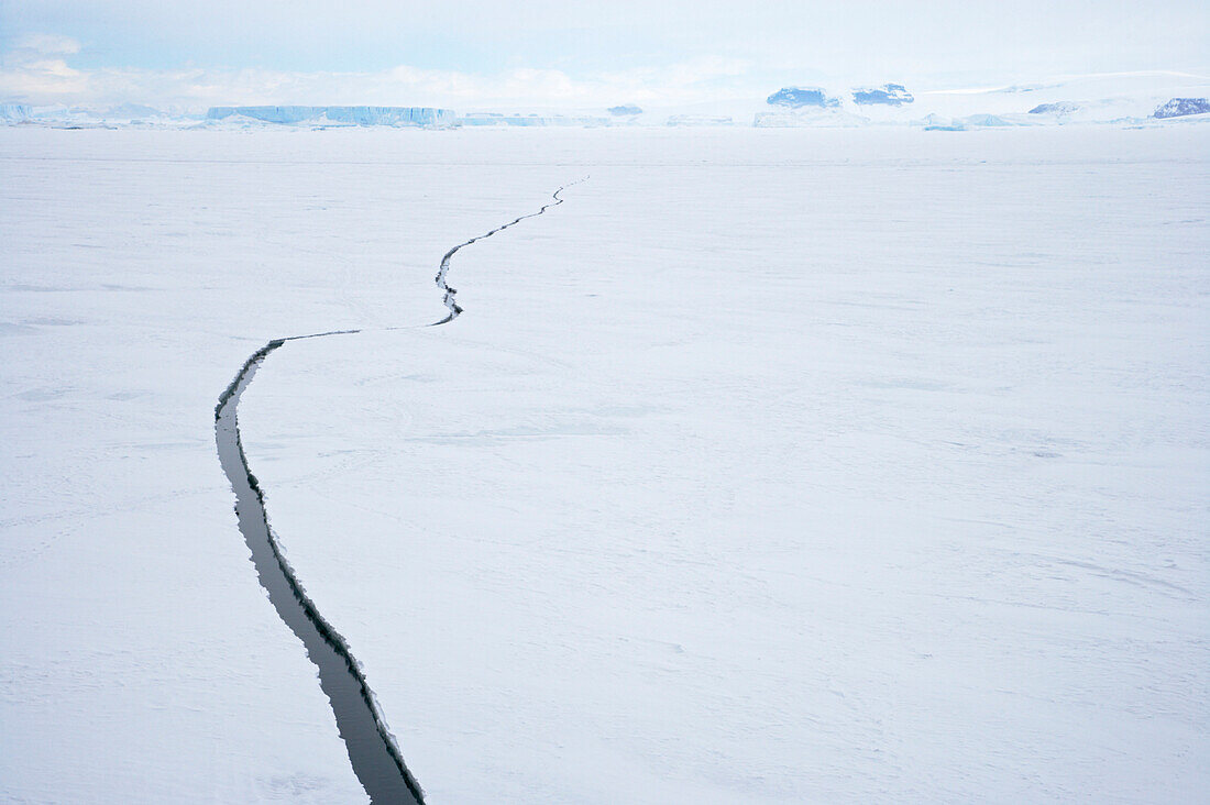 Blick auf einen langen Riss im Eis, Antarktis