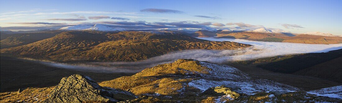 Blick vom Berg An Caisteal auf Glen Falloch im Winter, Schottland, Grossbritannien, Europa