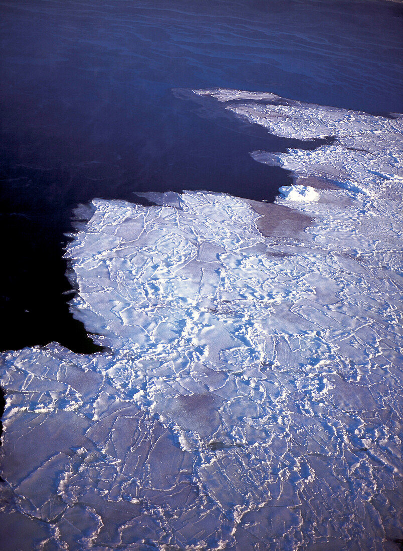 Blick von oben auf schmelzende Eiskappen, Hudson Bay, Kanada, Amerika