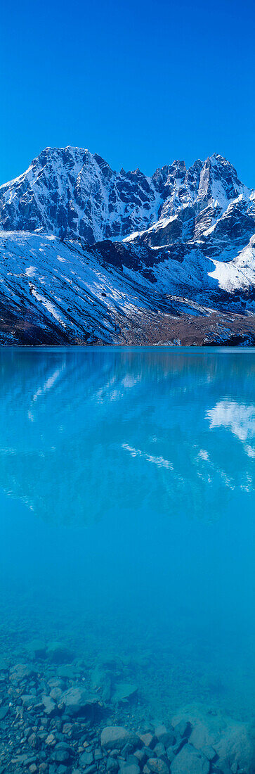 Verschneite Berge spiegeln sich im Gokyo See, Sagamartha National Park, Himalaya, Nepal, Asien