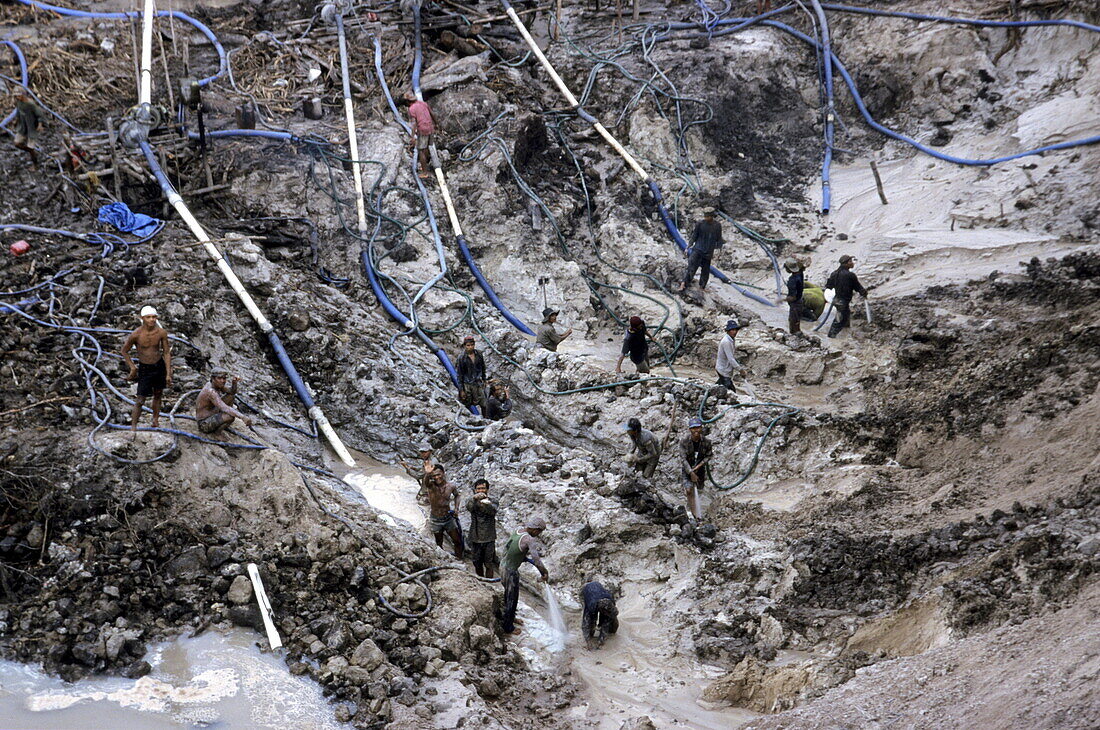Menschen bei einer Goldgrube ausserhalb des Tanjung Putting Nationalpark, Zentral Kalimantan, Indonesien, Asien