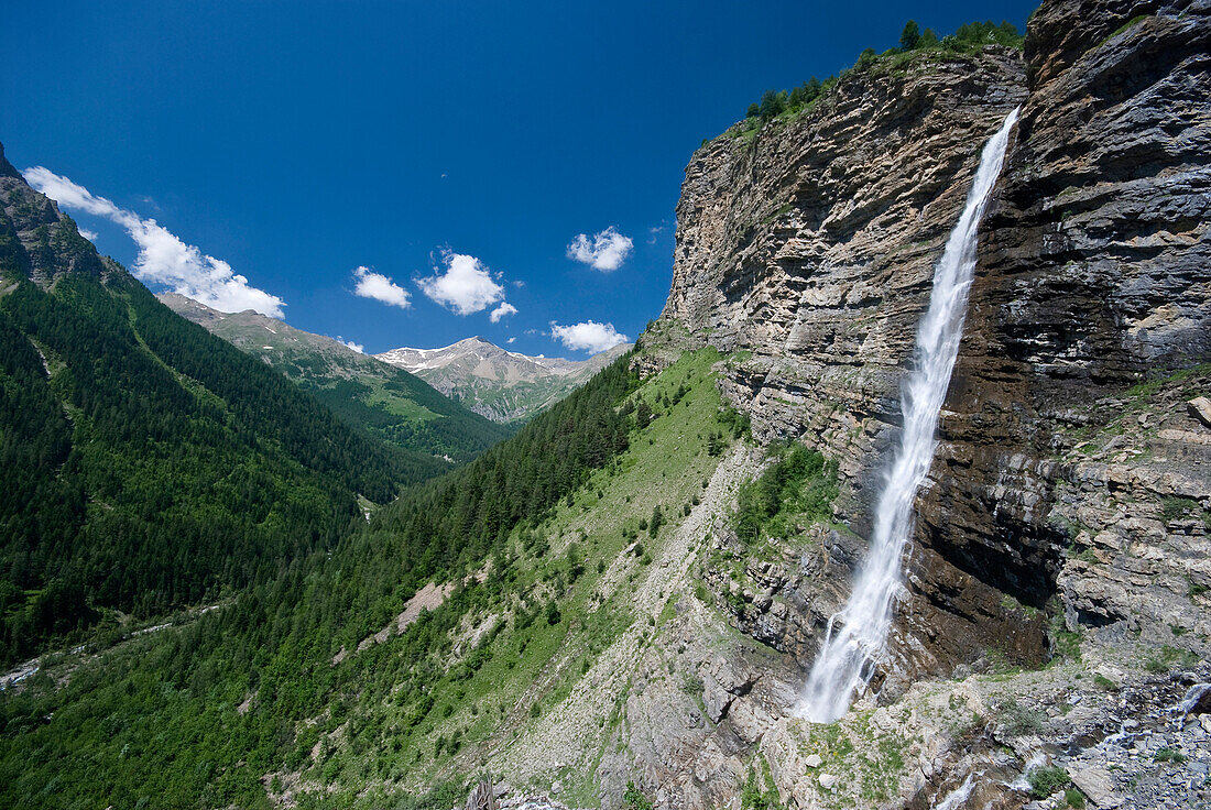 La Pisse Wasserfall unter blauem Himmel, Rabioux Tal, Des Ecrins Nationalpark, Frankreich, Europa