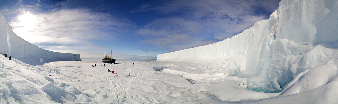 Schiff mit Touristen und Eisberge von Svalbard, Norwegische Arktis, Arktis