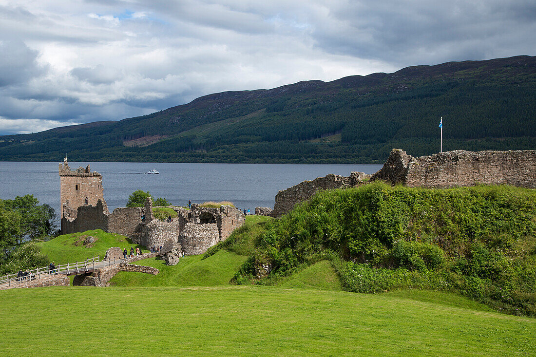 Ruinen von Burg Urquhart Castle am Ufer von Loch Ness, nahe Drumnadrochit, Inverness-shire, Highland, Schottland, Großbritannien, Europa