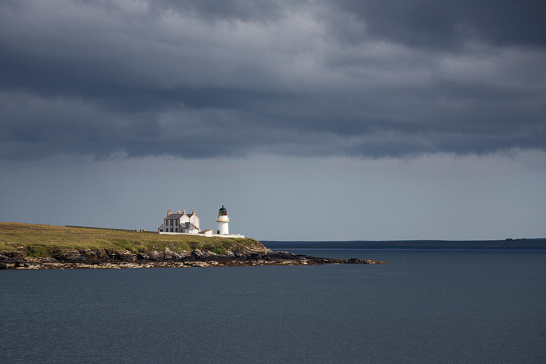 Leuchturm Graad und dunkle Gewitterwolken, Egilsay Island, Orkney Islands, Schottland, Großbritannien, Europa