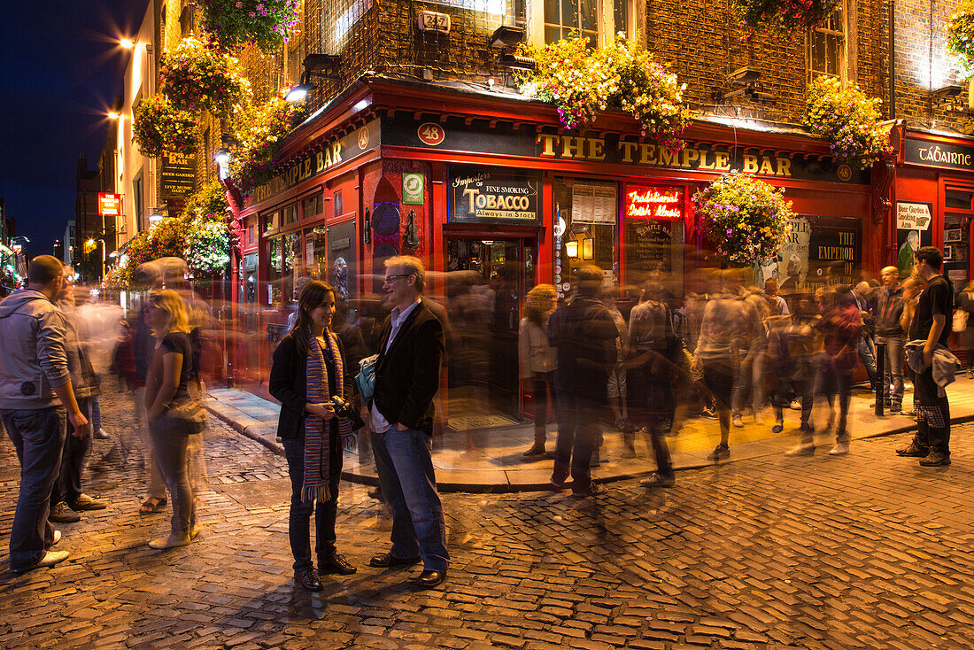 Menschen vor The Temple Bar Pub im Temple Bar Viertel bei Nacht, Dublin, County Dublin, Irland, Europa