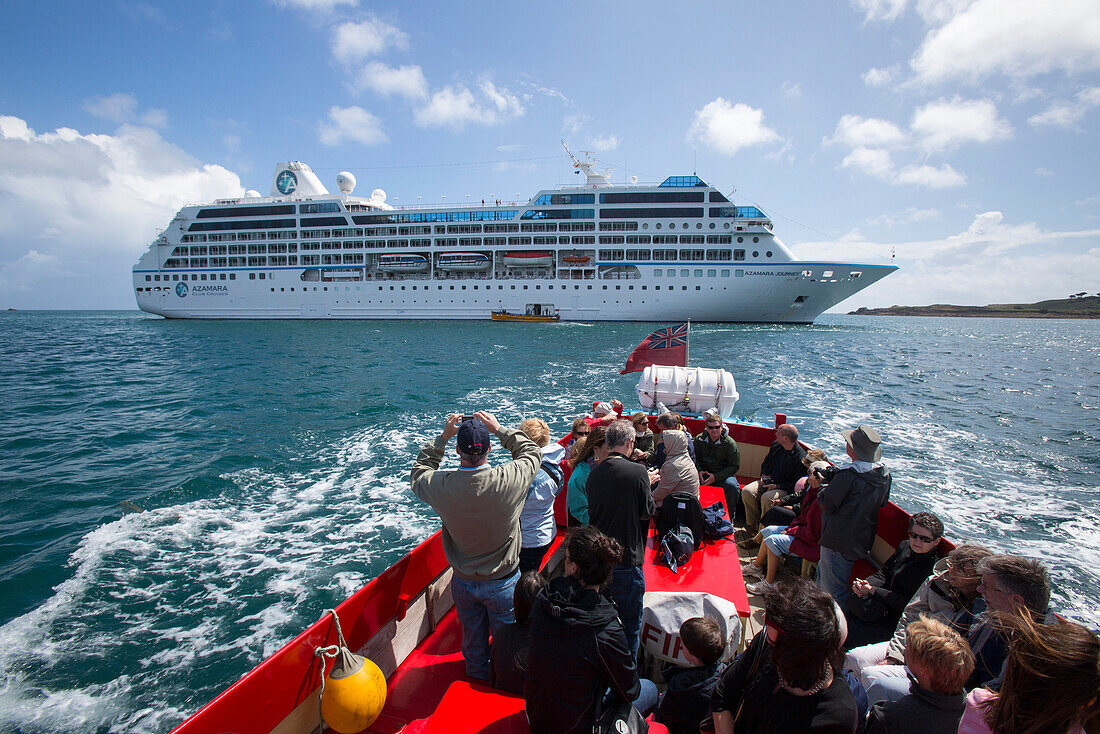 Lokales Boot befördert Gäste von Kreuzfahrtschiff Azamara Journey, Azamara Club Cruises zur Insel, nahe Tresco, Scilly-Inseln, Cornwall, England