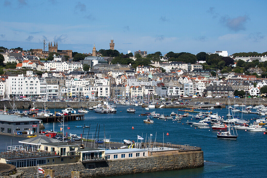 Blick von der Festung Castle Cornet über Hafen und Stadt, St Peter Port, Guernsey, Kanalinseln, England, Großbritannien, Europa