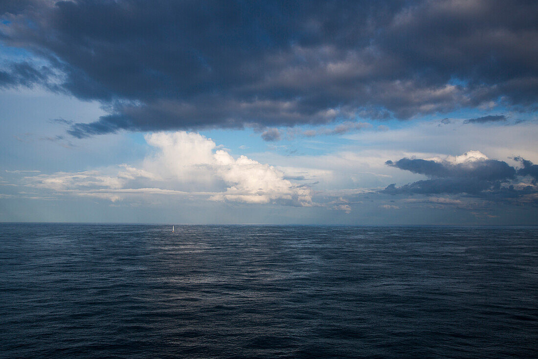 Kleines Segelboot vor dramatischer Himmelskulisse, Ärmelkanal, nahe Frankreich, Europa