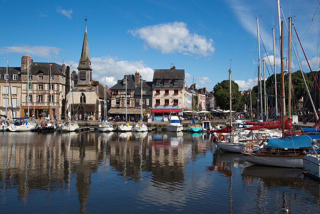 Segelboote im Hafen, Honfleur, Calvados, Normandie, Frankreich, Europa