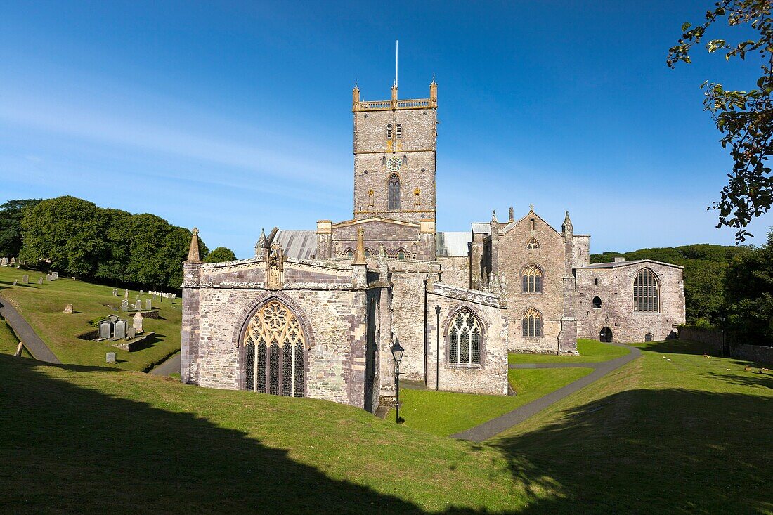 St  Davids Cathedral with ruin of bishop´s palace, St  David´s, Pembrokeshire, Wales, UK, Europe