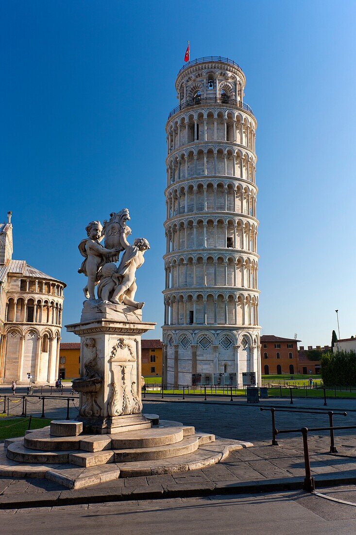 Fontana dei Putti and The Leaning Tower of Pisa Torre pendente di Pisa, Pisa, Toscana, Italy, Europe