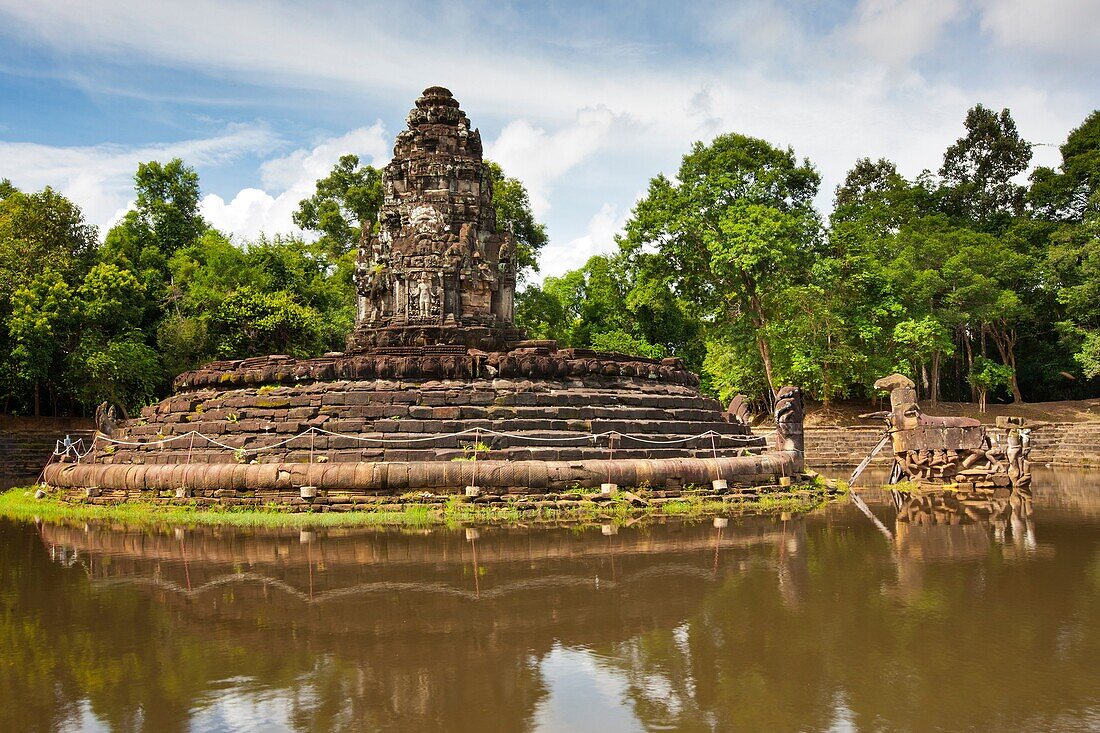 Neak Pean The entwined serpents at Angkor, is an artificial island with a Buddhist temple on a circular island in Preah Khan Baray built during the reign of King Jayavarman VII, Cambodia, Asia