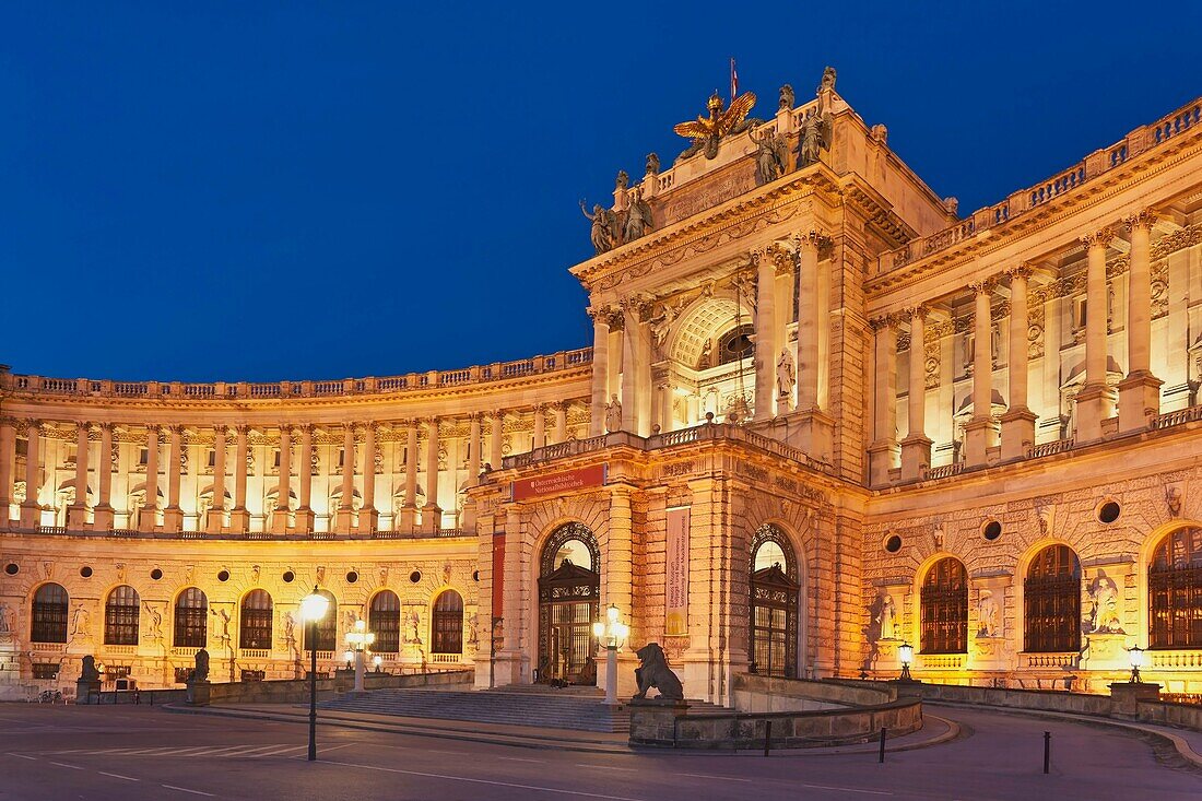 The Hofburg Palace in Vienna was on 13 Century until 1918 with interruptions, the residence of the Habsburgs in Vienna Since 1945, it is the official residence of the Austrian Federal President In her most of the Austrian National Library and several muse