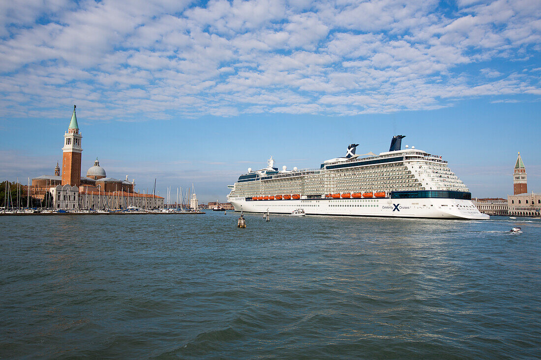 Kreuzfahrtschiff Celebrity Silhouette im San Marco Basin mit Isola di San Giorgo Maggiore Insel (links) und Campanile di San Marco Turm (rechts), Venedig, Venetien, Italien, Europa