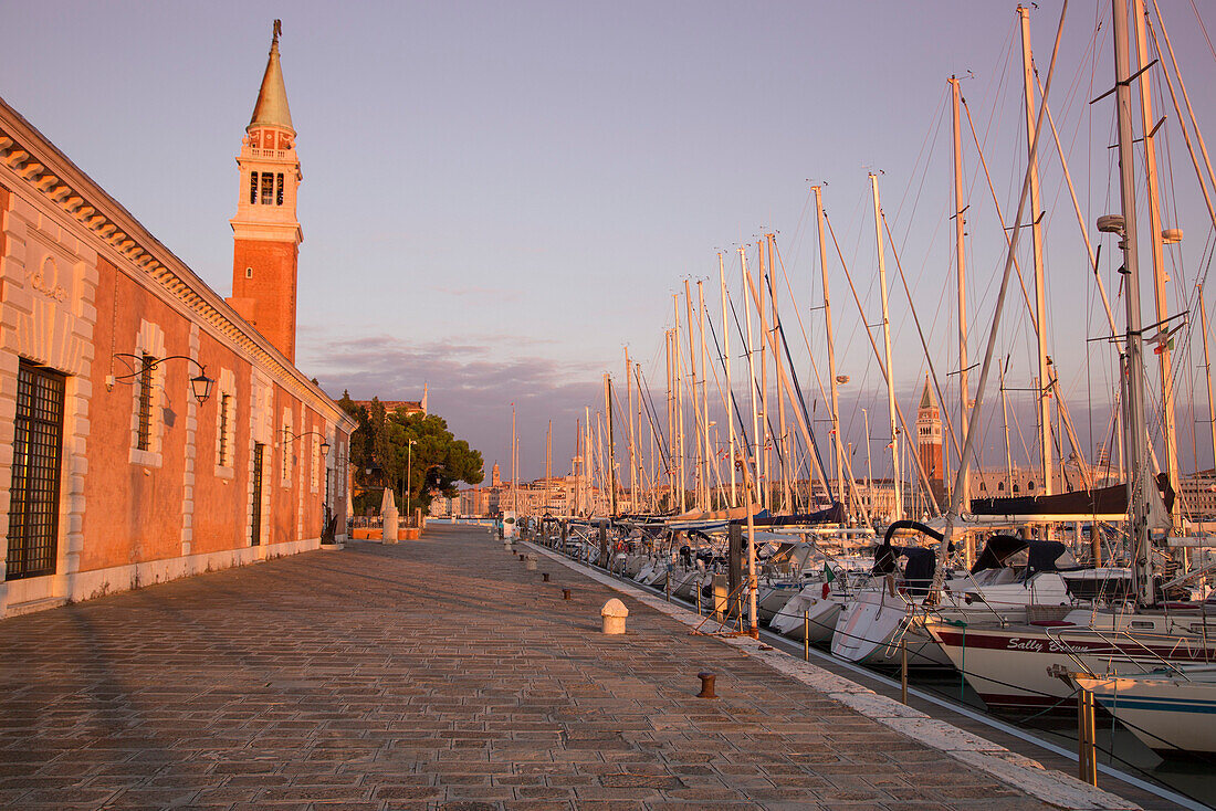 Segelboote in der Marina der Isola di San Giorgio Maggiore Insel mit Blick auf Campanile di San Marco Turm bei Sonnenaufgang, Venedig, Venetien, Italien, Europa