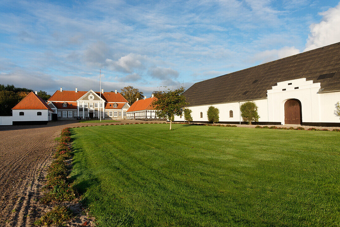 Guthaus unter Wolkenhimmel, Humble, Insel Langeland, Dänemark, Europa