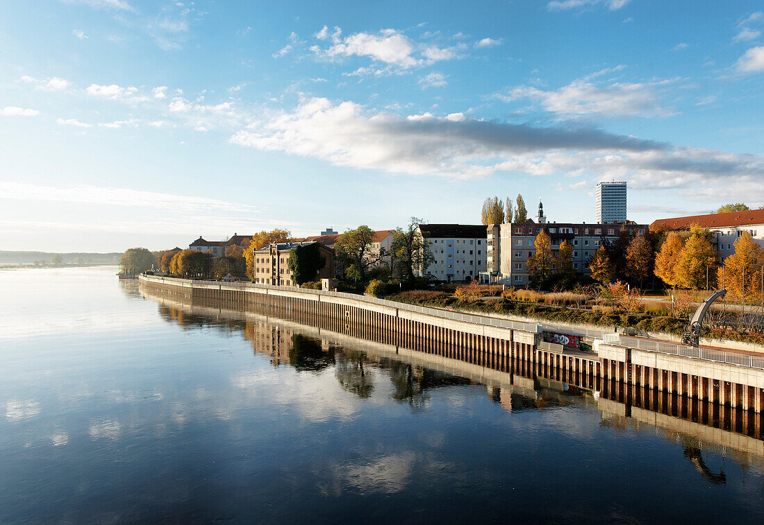 Oder, Häuser und Oderturm unter Wolkenhimmel, Frankfurt an der Oder, Land Brandenburg, Deutschland, Europa