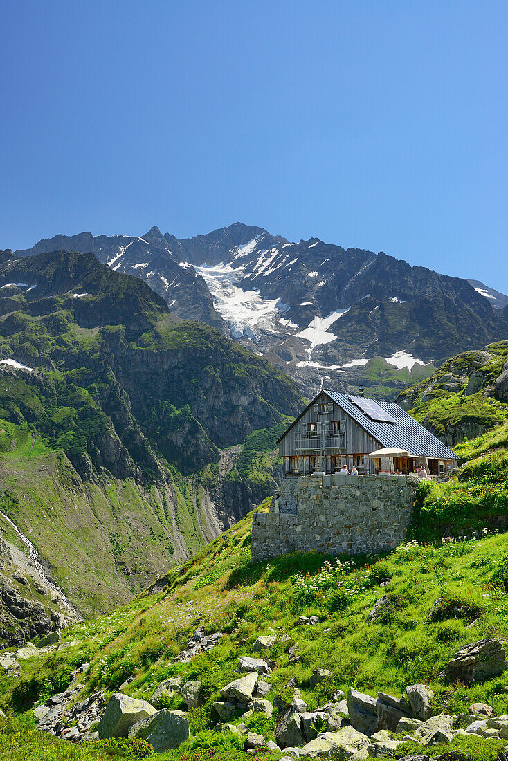 Windegg hut in front of Hinter Tierberg, Tieralplistock, Urner Alps, Bernese Oberland, Bern, Switzerland