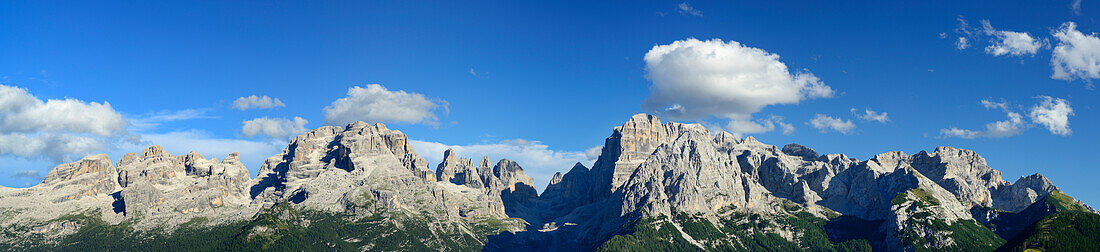 Panorama mit Blick auf Brentagruppe mit Cima Groste, Cima Falkner, Cima Sella, Cima Brenta, Cima Mandron, Brenta Alta, Crozzon di Brenta, Cima Tosa und Cima Vallon, Brenta, Brentagruppe, Trentino, UNESCO Welterbe Dolomiten, Italien