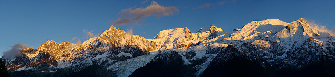 Panorama mit Blick auf Aiguilles du Chamonix, Aiguille du Midi, Mont Blanc du Tacul, Mont Maudit, Mont Blanc und Aiguille du Gouter, Mont Blanc-Gruppe, Mont Blanc, Chamonix, Savoyen, Frankreich