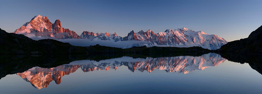 Panorama mit Montblanc-Gruppe spiegelt sich in Bergsee, Mont Blanc-Gruppe, Mont Blanc, Chamonix, Savoyen, Frankreich