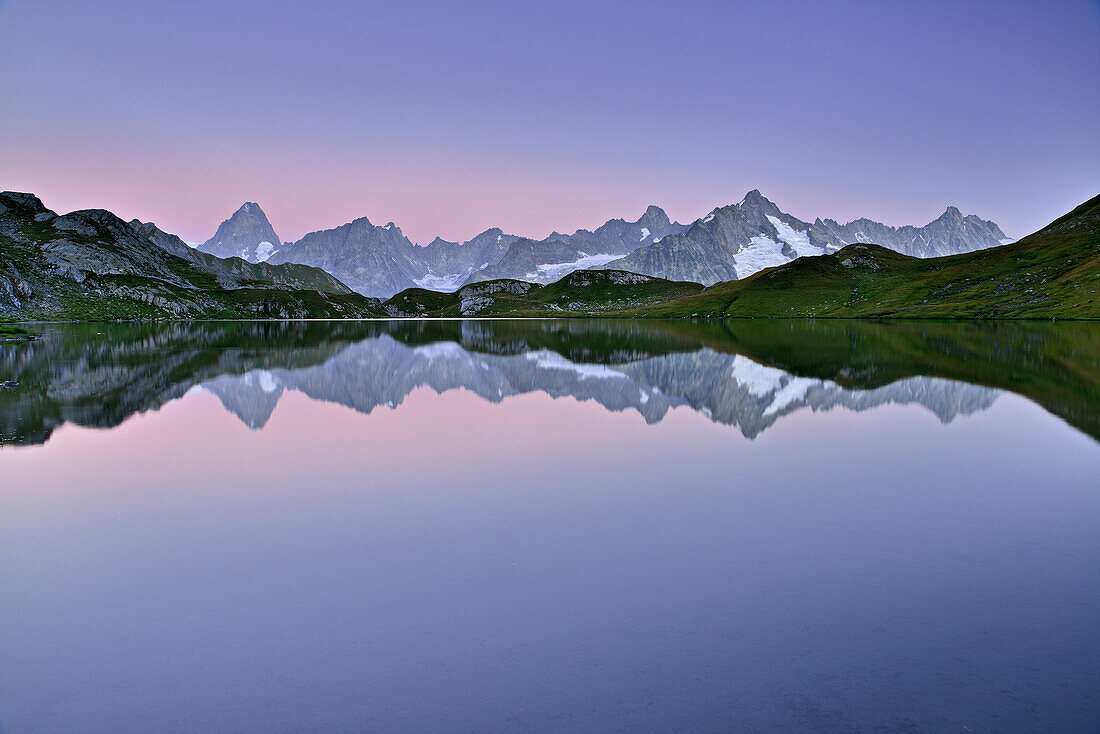 Mont-Blanc-Gruppe mit Grandes Jorasses und Mont Dolent spiegelt sich in Bergsee, Walliser Alpen, Aosta-Tal, Aostatal, Italien