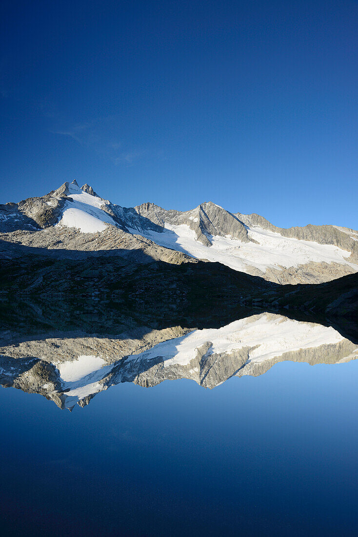 Reichenspitzgruppe spiegelt sich in Bergsee, Reichenspitzgruppe, Gerlos, Zillertaler Alpen, Tirol, Österreich