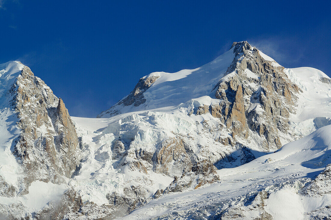 Blick auf Mont Blanc du Tacul und Mont Maudit, Mont Blanc-Gruppe, Mont Blanc, Chamonix, Savoyen, Frankreich