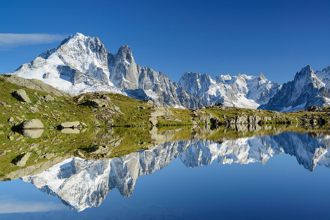 Mont Blanc-Gruppe spiegelt sich in Bergsee, Mont Blanc-Gruppe, Mont Blanc, Chamonix, Savoyen, Frankreich