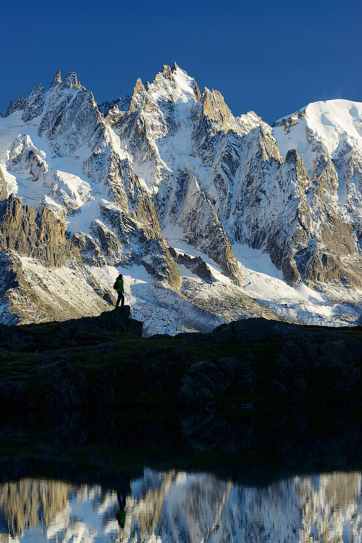 Frau beim Wandern an Bergsee mit Aiguilles du Chamonix, Mont Blanc-Gruppe, Mont Blanc, Chamonix, Savoyen, Frankreich
