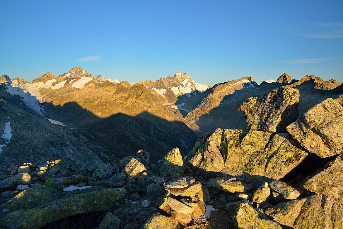 Blick vom Sidelhorn auf Oberaarhorn, Finsteraarhorn, Lauteraarhorn und Schreckhorn, Berner Alpen, Berner Oberland, UNESCO Welterbe Schweizer Alpen Jungfrau-Aletsch, Schweiz