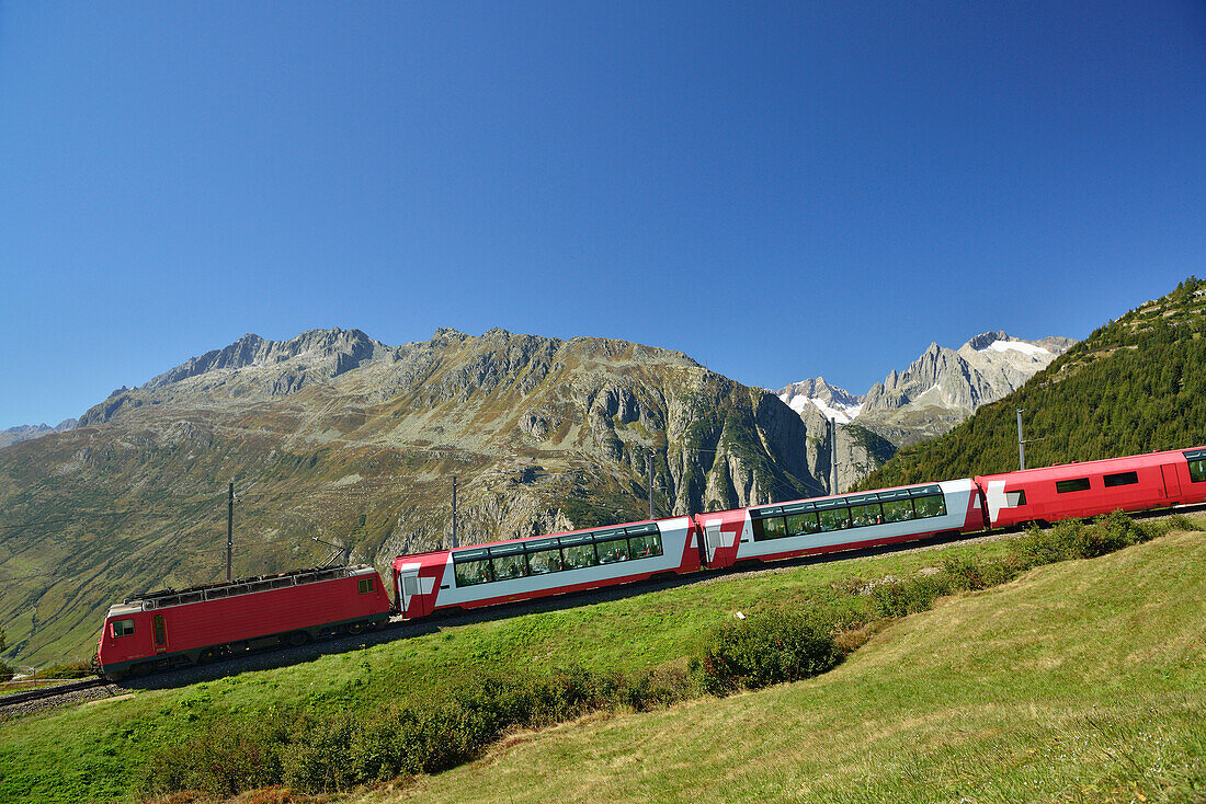 Glacier Express, Matterhorn Gotthard Bahn, Oberalppass, Andermatt, Uri, UNESCO Weltkulturerbe Rhätische Bahn, Rhätische Bahn, Schweiz
