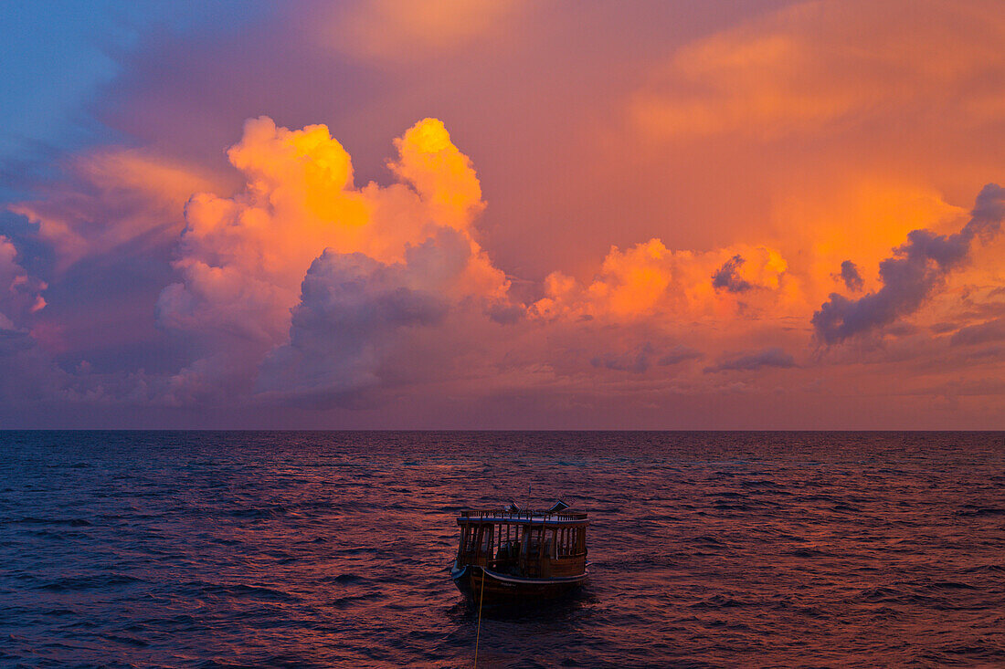 Sonnenuntergang auf dem Meer, Felidhu Atoll, Malediven