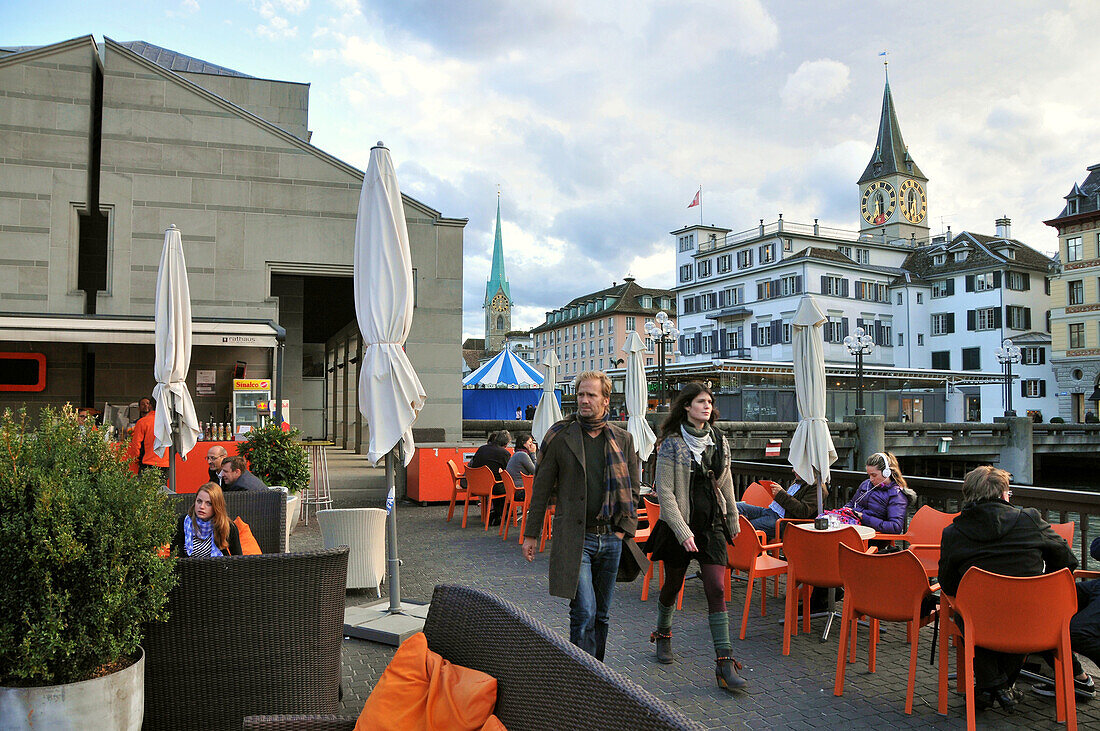 Menschen in einem Strassencafe vor dem Rathaus am Limmat, Zürich, Schweiz, Europa