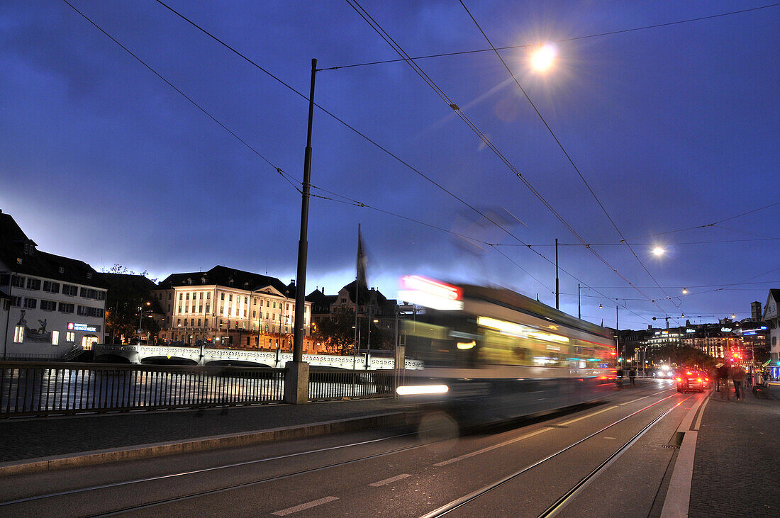Blick über den Limmat auf die Amtshäuser am Abend, Zürich, Schweiz, Europa