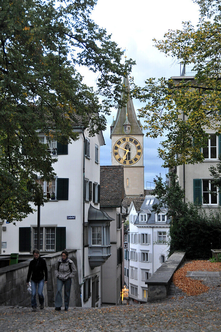 Blick vom Lindenhof auf die Altstadt mit St. Peter, Zürich, Schweiz, Europa