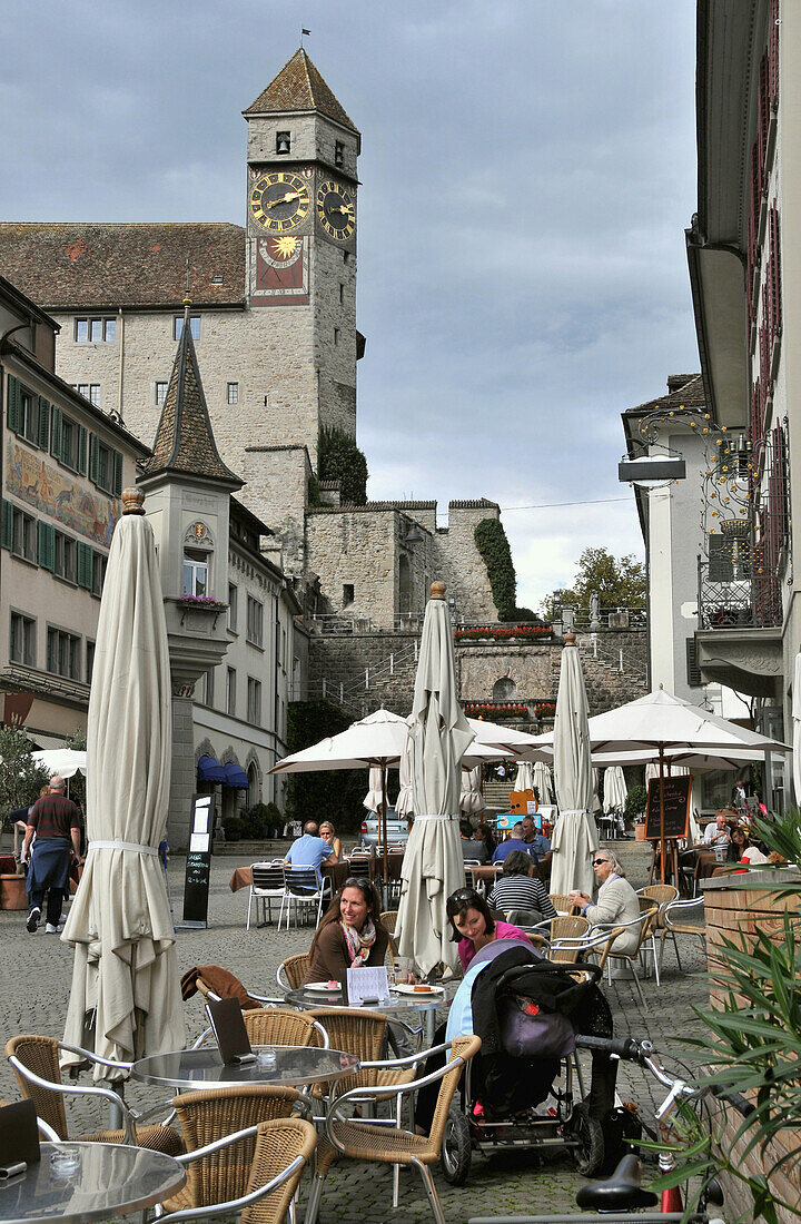 Menschen am Hauptplatz, Rapperswil am Zürichsee, Schweiz, Europa