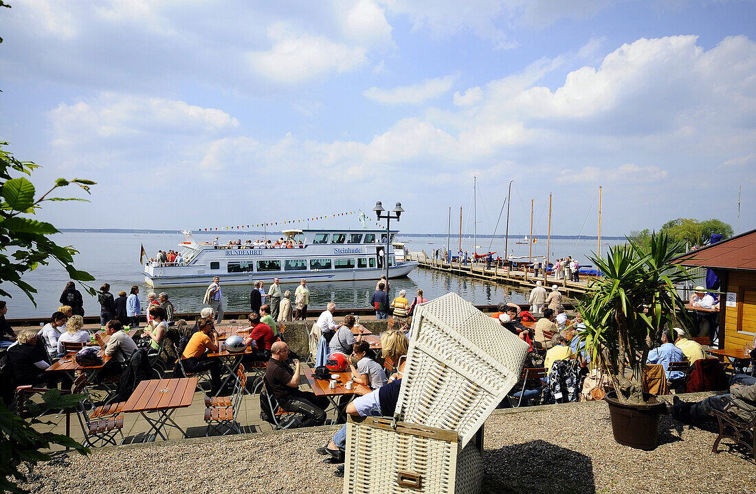 Menschen an der Promenade in Steinhude am Steinhuder Meer, Niedersachsen, Deutschland, Europa