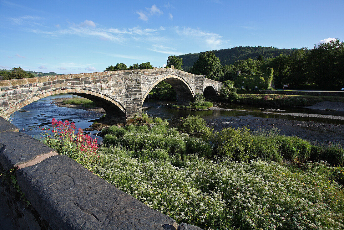 Brücke über den Fluß Conwy im Sonnenlicht, Llanrwst, Nord Wales, Großbritannien, Europa