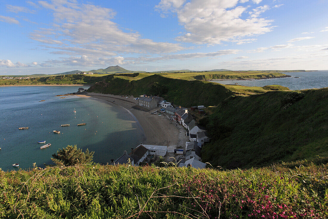 Blick über den Küstenort Porth Dinallaen und Golfplatz Nefyn auf der Halbinsel Llyn, Nord Wales, Großbritannien, Europa